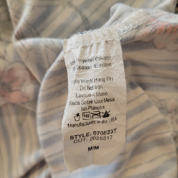 Betsey's Boutique Shop Floral Shirt - Picture 4 of 4